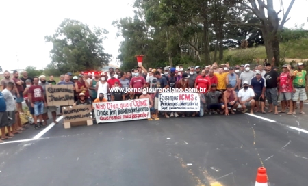 Pescadores e empresas do setor realizaram protesto próximo ao trevo de São Lourenço do Sul