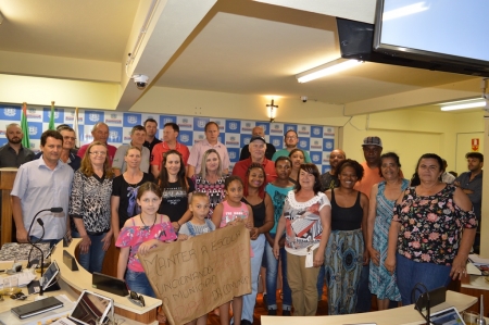 Pais de alunos da Escola Nedilande Vargas Correa participam da Sessão Câmara