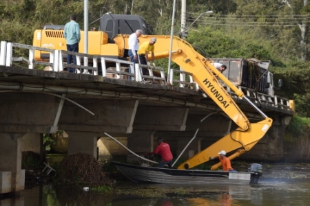Equipe trabalha na limpeza do arroio