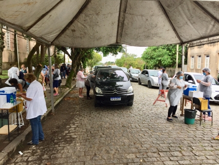 Vacinação aconteceu nesta terça-feira - Na quinta-feira (25) é a vez das pessoas de 73 anos