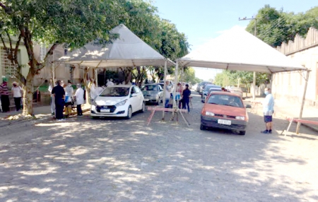 Está acontecendo até as 16h a vacinação das pessoas com 64 anos