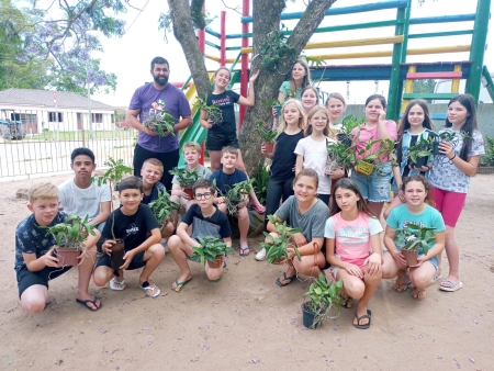 Ação une Orquidário de São Lourenço e Escola de Canguçu para devolver Cattleyas intermedias à natureza no Sul do RS