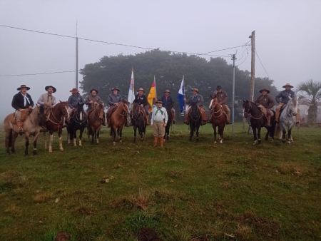 Cavaleiros do Sepé acompanham a condução da Chama Crioula