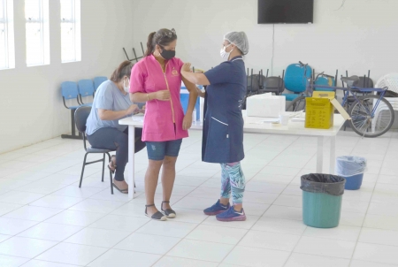 Profissionais da área de saúde que ainda não receberam a vacina contra a Covid-19, estão sendo vacinados nesta segunda-feira (22)