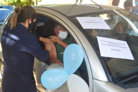 Mais de 290 pessoas foram vacinadas contra a Covid-19 nesta segunda-feira