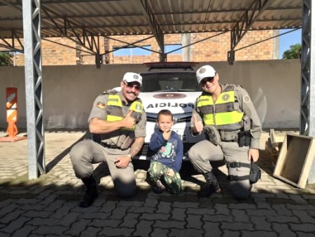 Menino admirador da Brigada Militar visita quartel em São Lourenço do Sul