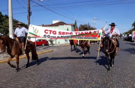 Cavalarianos desfilaram pelas ruas da cidade em homenagem aos 66 anos do CTG Sepé Tiaraju