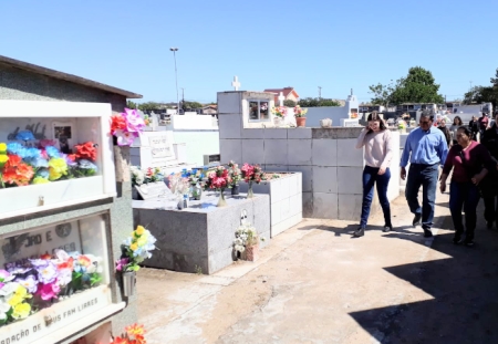 Movimentação no cemitério iniciou cedo na manhã de Finados