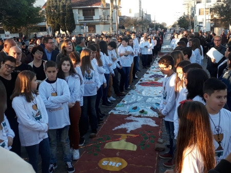 Corpus Christi: Missa, confecção de tapetes e procissão acontecem nesta quinta-feira