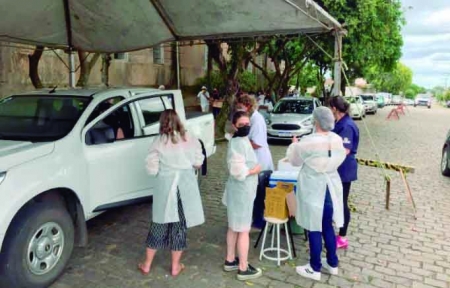 Eficiência e agilidade dos profissionais de saúde na vacinação Drive Thru em São Lourenço do Sul