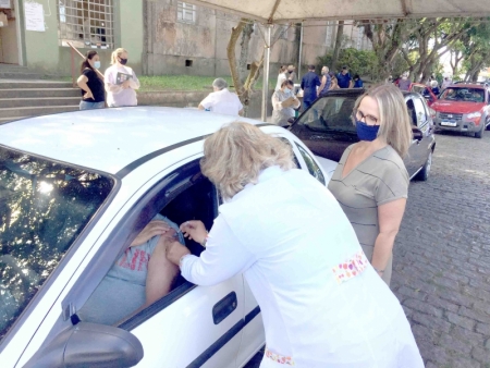 443 pessoas com 70 e 69 anos foram vacinadas na tarde desta quarta-feira (31)