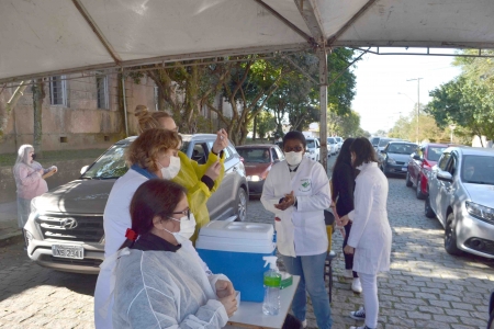 384 pessoas que se vacinaram com a 1ª dose no dia 19 de abril receberam a 2ª dose nesta segunda-feira