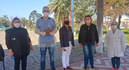 Equipe faz atendimento e orientações sobre a Covid-19 na praça central