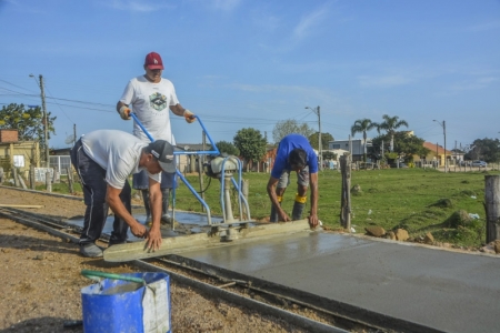 Calçadas são construídas na Rua Bandeirantes, bairro Medianeira