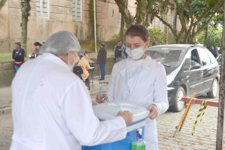 Hoje, quinta-feira (27), a vacinação é para as pessoas de 18 a 59 anos com comorbidades