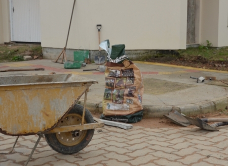Calçadas estão sendo pavimentadas nos bairros Medianeira e Colina do Sol