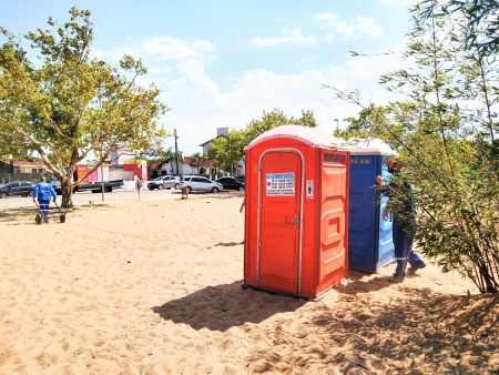 Banheiros químicos foram instalados nas praias de São Lourenço