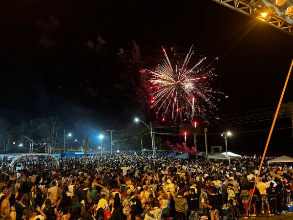 Show da Virada reuniu milhares de pessoas na praia da Barrinha