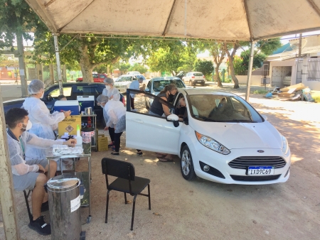 Neste sábado (27) está acontecendo a vacinação de idosos com 84 e 83 nas UBS da Lomba e Navegantes