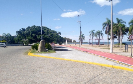 Meio fio que sinaliza o desvio na figueira da Praia das Nereidas foi devidamente sinalizado