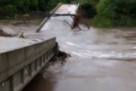 Pontes no interior do município não aguentaram o volume de água e desabaram
