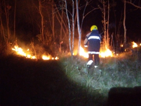 Corpo de Bombeiros de SLS apagou incêndio em lixo e campo nos bairros Medianeira e Nova Esperança
