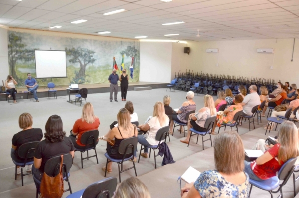 Secretaria de Educação realizou reunião com as Equipes Diretivas da Educação infantil e do ensino fundamental do município