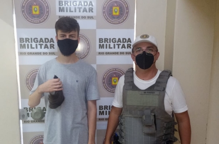 Brigada Militar de São Lourenço recebe doação de mecha de cabelo para a Campanha Cabelos de Aço