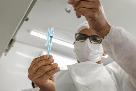 Está disponível a vacina Meningocócica C (Conjugada) para crianças NÃO vacinadas até 10 anos de idade e para trabalhadores da saúde