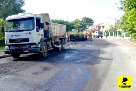 Prefeitura trabalha no asfaltamento da Avenida Getúlio Vargas