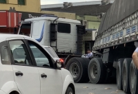 Carreta quebrou eixo na rotula da Afubra e trancou trânsito