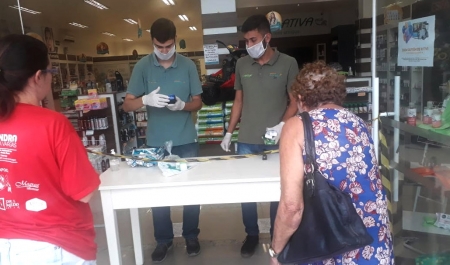 Com o comércio fechado, estabelecimentos autorizados atendem com cordão de isolamento e máscara de proteção