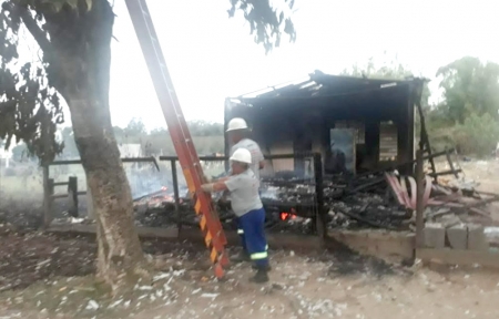 Incêndio em residência danificou poste, deixando parte da cidade sem energia elétrica