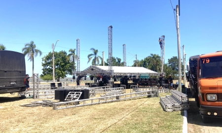 Estrutura para o show da virada está sendo montada