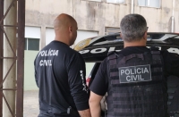 Polícia Civil prendeu homem no bairro Kraft suspeito de roubo a residência e outro no bairro Navegantes por descumprimento de uso de tornozeleira