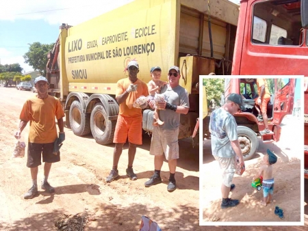 Garotinho de 2 anos entregou presentes de natal para equipe de recolhimento do lixo