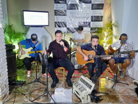 Fred &amp; Fernandinho e banda realizaram uma live com o lançamento do Clipe da sua música autoral