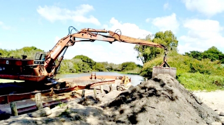 Draga continua trabalhando no desassoreamento do Arroio São Lourenço