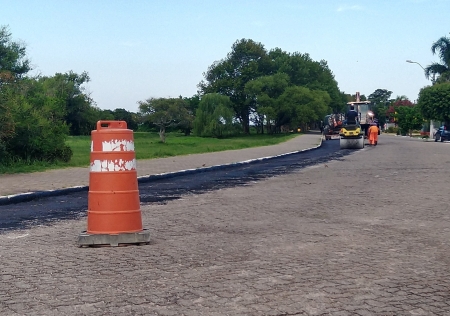 Ciclovia na orla da praia recebe camada de asfalto