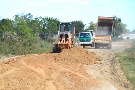 Estrada do Passo dos Baios recebe cascalho e patrolamento
