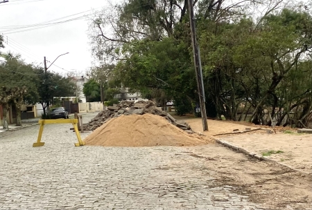 Calçadão próximo as escunas, começa e receber manutenção após danos causados pela enchente