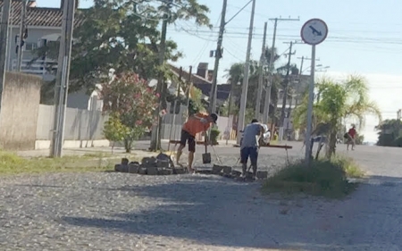 Antiga reivindicação: Calçamento com buraco na faixa de segurança em frente à Furg está sendo consertado