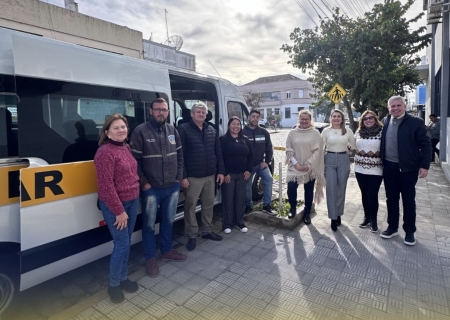 Prefeitura entregou uma nova van escolar para o transporte dos professores da Escola Germano Hübner, da localidade de Santa Tereza