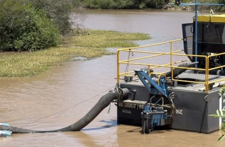 Draga segue no desassoreamento do Arroio São lourenço