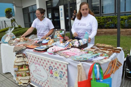 Artesãs expõem no calçadão central