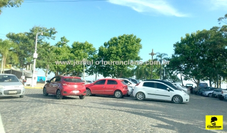 Praia superlotada neste domingo faltou lugar para estacionar