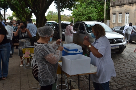 HOJE, segunda-feira (07) haverá vacinação para várias classes de trabalhadores - Confira