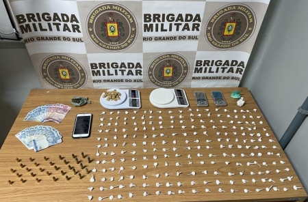 Brigada Militar prende indivíduo por tráfico de drogas na rua General Osório