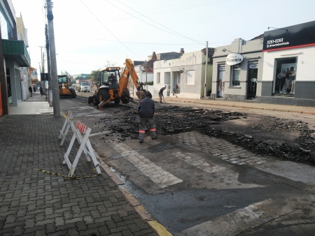 Asfalto antigo entre as ruas Pinheiro Machado e Alm. Abreu foi retirado para aplicação do novo