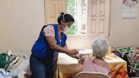 Idosos acamados com 85 anos ou mais estão sendo vacinados em casa